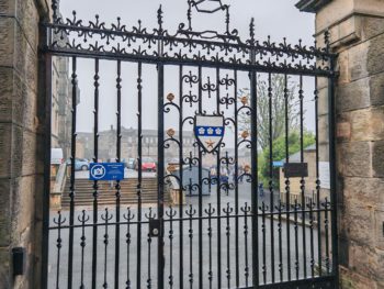 Já jsem fotku brány pořídila z dálky a s pomocí zoomu, skrz soukromí aspoň malého